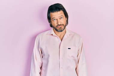 Orta yaşlı, günlük kıyafetler giyen, bunalımlı, sıkıntılı, sinirli ve korkmuş bir beyaz adam. hüzünlü ifade. 