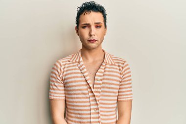 Makyaj yapan yakışıklı bir adam günlük tişört giyiyor. Depresyonda ve sıkıntıdan endişe ediyor. Kızgın ve korkmuş. hüzünlü ifade. 