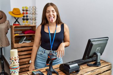 Genç esmer kadın perakende dükkanında açık mesajla pankart tutuyor ve komik bir ifadeyle dilini dışarı çıkarıyor. duygu kavramı. 