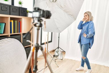 Fotoğraf stüdyosunda model kılığına girmiş beyaz bir kadın.
