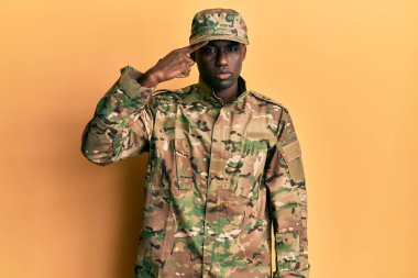 Asker üniforması giyen genç Afro-Amerikan adam alnında sivilceden mutsuz siyah nokta enfeksiyonu olduğunu gösteriyor. sivilce ve deri problemi 