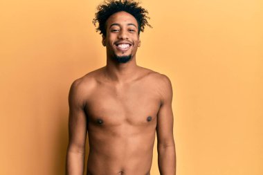 Sakallı, mutlu ve havalı bir gülümsemesi olan boks koruması kullanan Afrikalı genç bir Amerikalı. şanslı kişi. 