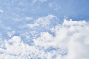 Güneşli bir günde bulutlu güzel mavi gökyüzü