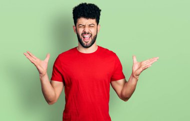 Kırmızı tişörtlü, sakallı genç Arap adam kolları havada ve gözleri kapalı heyecanla haykırarak başarının çılgınlığını kutluyor. Kazanan konsept 