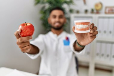Diyetisyen üniformalı genç bir Arap klinikte sağlıklı beslenme talep ediyor.