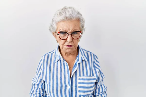 Senior Kvinna Med Grått Hår Står Över Vit Bakgrund Deprimerad — Stockfoto