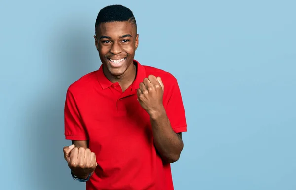 Νεαρός Αφροαμερικάνος Κόκκινο Πουκάμισο Γιορτάζει Έκπληκτος Και Έκπληκτος Για Την — Φωτογραφία Αρχείου