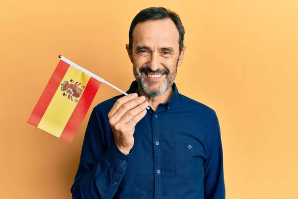 Middelbare Leeftijd Spaanse Man Met Spandoek Kijken Positief Gelukkig Staan — Stockfoto