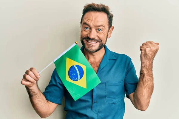 Muž Středního Věku Držící Brazilskou Vlajku Ukazující Palcem Nahoru Stranu — Stock fotografie