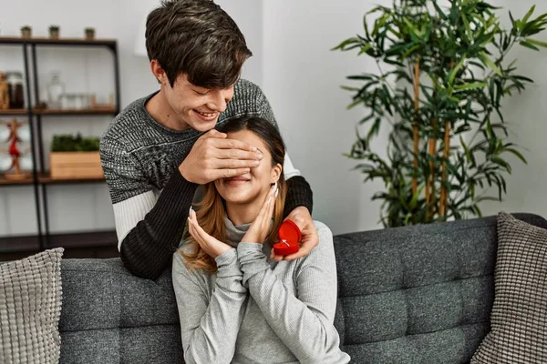 Hombre Sorprendente Mujer Con Anillo Compromiso Casa — Foto de Stock