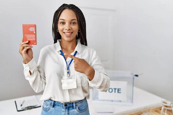 Mujer Afroamericana Joven Las Elecciones Campaña Política Con Pasaporte Suizo —  Fotos de Stock