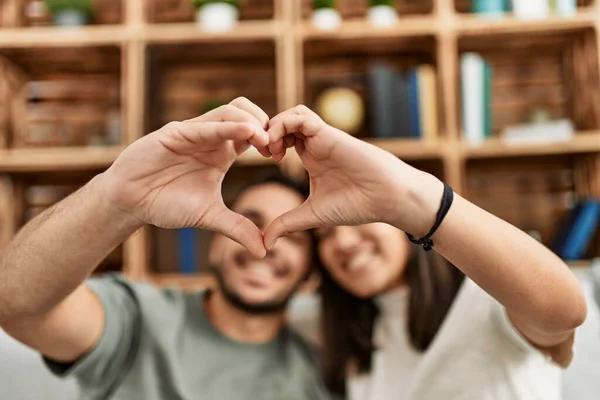 Giovane Coppia Latina Sorridente Felice Facendo Simbolo Del Cuore Con — Foto Stock