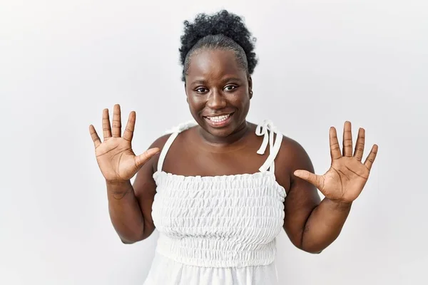 Junge Afrikanerin Steht Vor Weißem Hintergrund Und Zeigt Mit Finger — Stockfoto