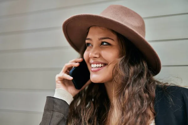 Jonge Spaanse Toeristische Vrouw Aan Het Praten Smartphone Stad — Stockfoto