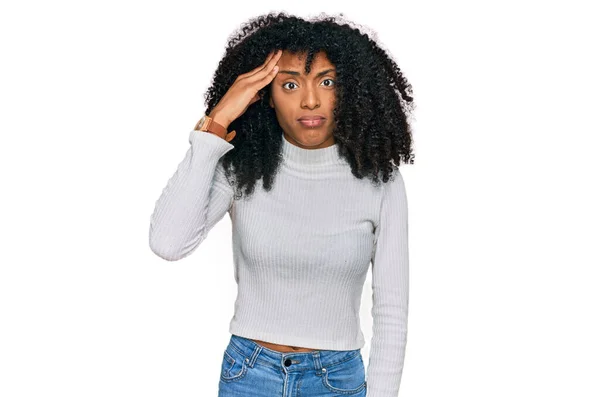 Ung Afrikansk Amerikansk Flicka Bär Casual Kläder Orolig Och Stressad — Stockfoto