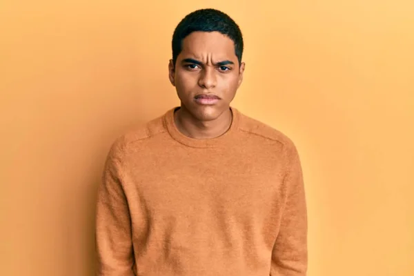 Junger Gutaussehender Hispanischer Mann Lässigem Winterpullover Skeptisch Und Nervös Die — Stockfoto