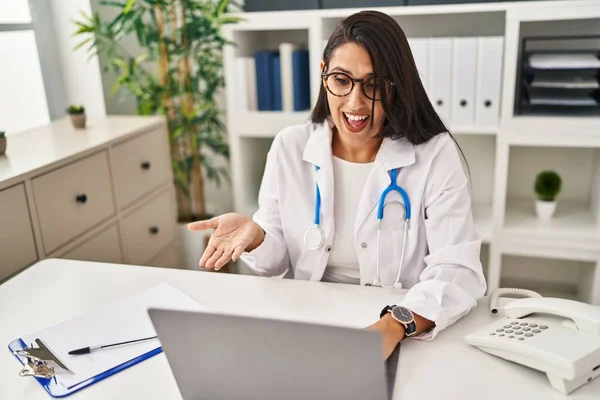 Young Hispanic Doctor Woman Doing Video Call Clinic Celebrating Achievement — Stock Photo, Image