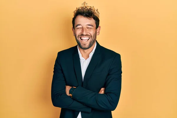 Bonito Homem Com Barba Vestindo Terno Negócios Com Braços Cruzados — Fotografia de Stock