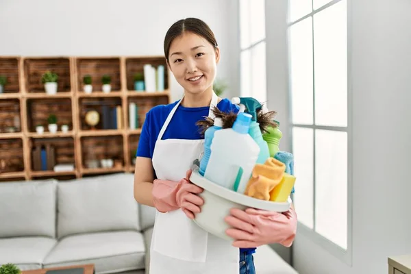 Jovem Dona Casa Chinesa Segurando Produtos Limpeza Casa — Fotografia de Stock