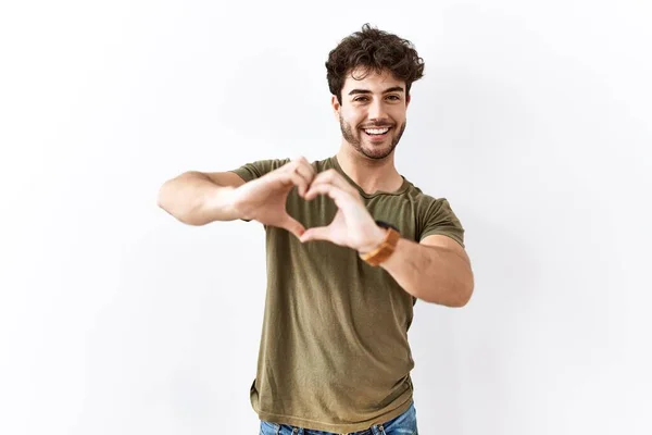 Homem Hispânico Sobre Fundo Branco Isolado Sorrindo Amor Fazendo Forma — Fotografia de Stock