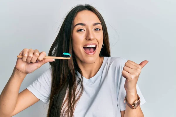 Menina Hispânica Jovem Segurando Escova Dentes Com Pasta Dentes Apontando — Fotografia de Stock