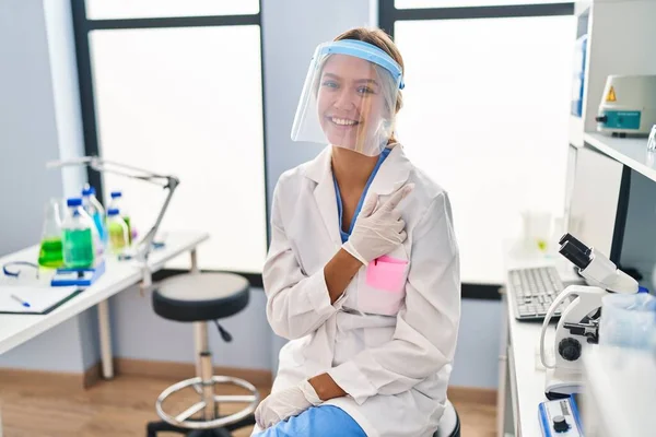 Ung Blond Kvinna Som Arbetar Forskare Laboratorium Bär Ansikte Mask — Stockfoto
