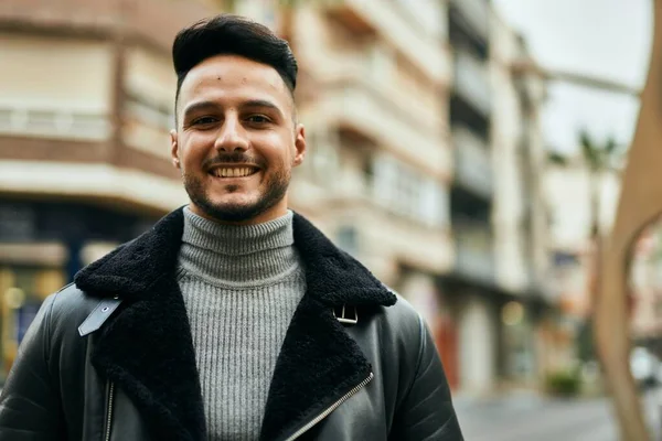 Jovem Árabe Homem Sorrindo Feliz Cidade — Fotografia de Stock