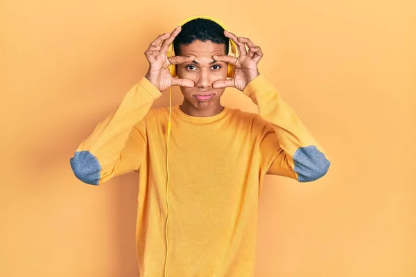 Молодий Афроамериканець Який Слухає Музику Допомогою Навушників Намагається Відкрити Очі — стокове фото