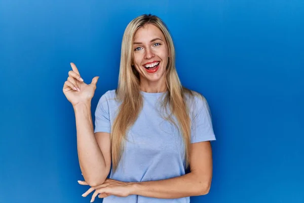 Vacker Blond Kvinna Bär Casual Skjorta Över Blå Bakgrund Med — Stockfoto