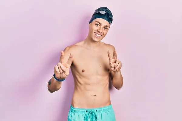 Joven Hispano Con Traje Baño Gafas Nadador Sonriendo Mirando Cámara — Foto de Stock