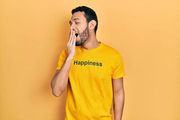 Ein Spanischer Mann Mit Bart Der Ein Shirt Mit Glückwunschbotschaft — Stockfoto