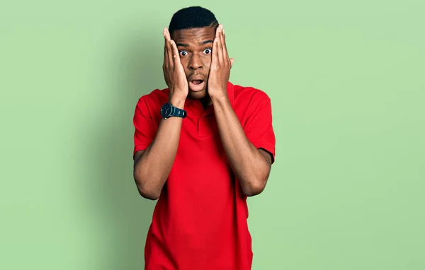 Jonge Afro Amerikaanse Man Draagt Casual Rood Shirt Bang Geschokt — Stockfoto