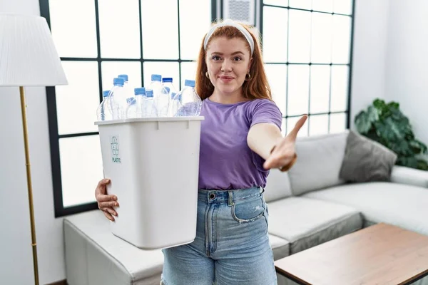 Mulher Ruiva Jovem Segurando Reciclagem Cesta Lixo Com Garrafas Plástico — Fotografia de Stock