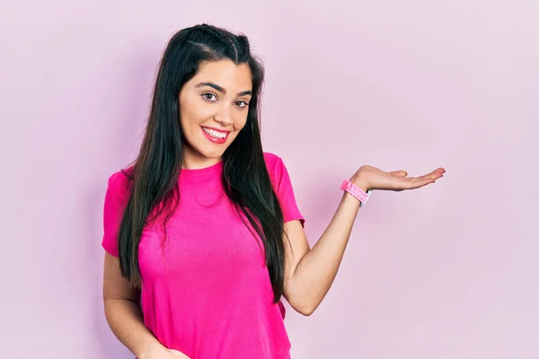 Junges Hispanisches Mädchen Lässigem Rosa Shirt Lächelt Fröhlich Und Zeigt — Stockfoto