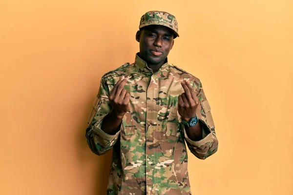 Mladý Africký Američan Armádní Uniformě Dělá Peníze Gesta Rukama Žádá — Stock fotografie
