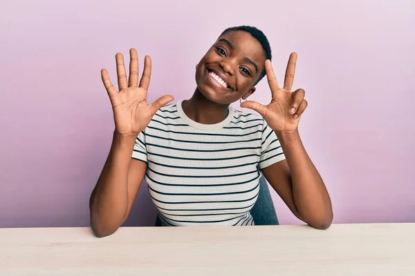 Jonge Afrikaans Amerikaanse Vrouw Draagt Casual Kleding Zittend Tafel Tonen — Stockfoto