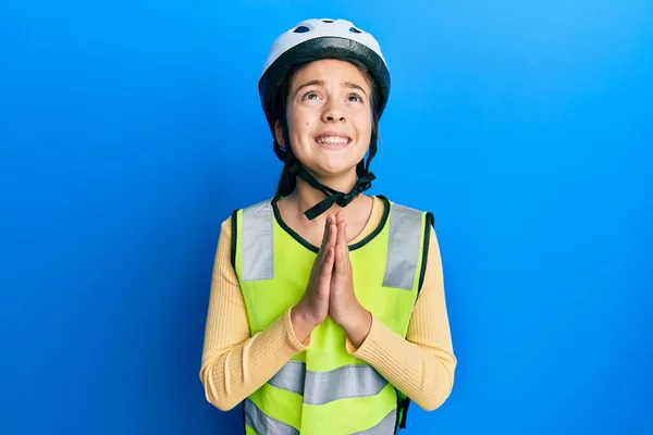 Красивая Брюнетка Маленькая Девочка Велосипедном Шлеме Рефлексивном Жилете Просит Молится — стоковое фото