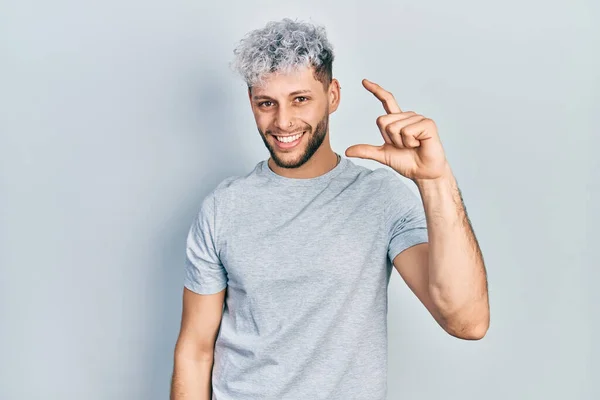 Modern Boyalı Saçlı Günlük Gri Tişörtlü Gülümseyen Kendine Güvenen Hareketi — Stok fotoğraf