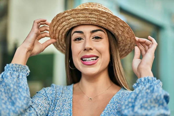 Νεαρή Ισπανίδα Που Φοράει Καλοκαιρινό Καπέλο Χαμογελώντας Χαρούμενη Στην Πόλη — Φωτογραφία Αρχείου
