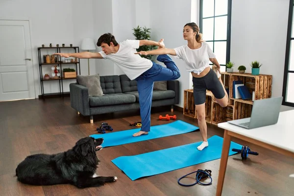 Kafkasyalı Genç Çift Evde Köpekle Yoga Eğitimine Konsantre Oluyor — Stok fotoğraf