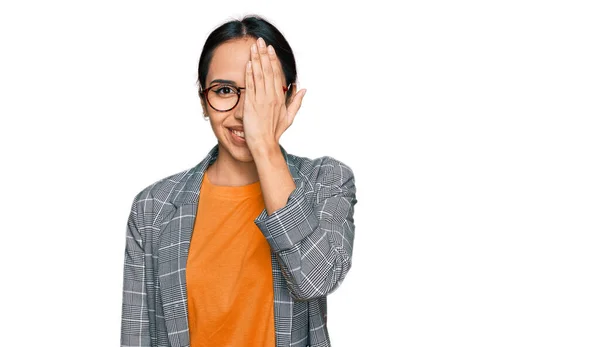 Junges Hispanisches Mädchen Mit Businessjacke Und Brille Die Ein Auge — Stockfoto