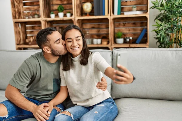 Young Latin Couple Smiling Happy Making Selfie Smartphone Home — ストック写真