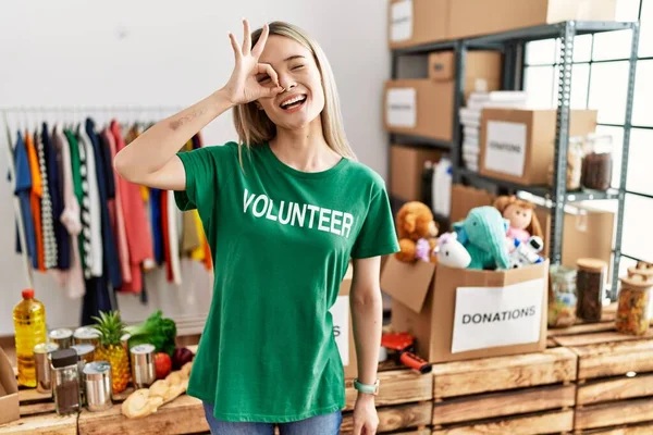 Bağışta Gönüllü Tişört Giyen Asyalı Genç Bir Kadın Hareketleriyle Gülümsüyor — Stok fotoğraf