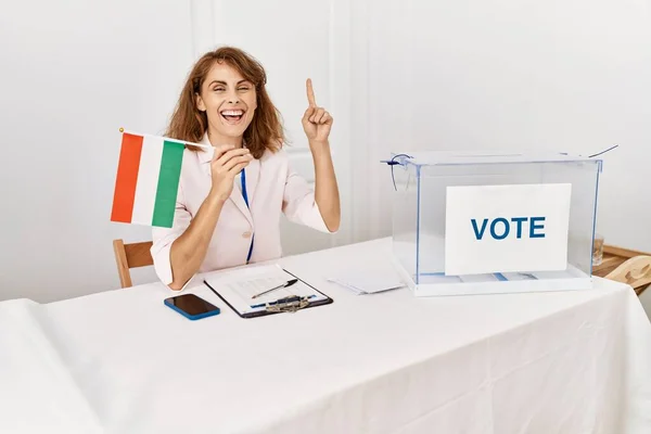 Schöne Kaukasische Frau Wahlkampf Mit Ungarischer Fahne Überrascht Mit Einer — Stockfoto