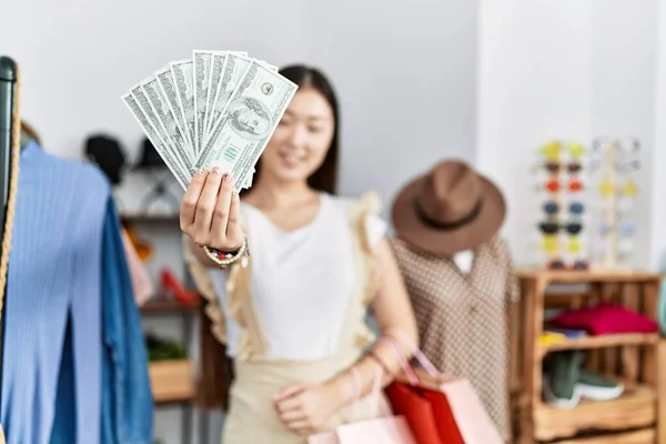 Młoda Azjatka Idzie Zakupy Trzymając Dolary Sklepie Detalicznym — Zdjęcie stockowe