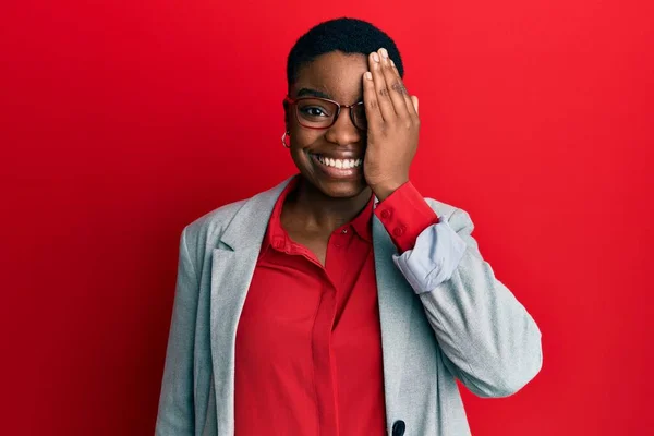 Fiatal Afro Amerikai Visel Üzleti Kabát Szemüveg Amely Egyik Szemét — Stock Fotó
