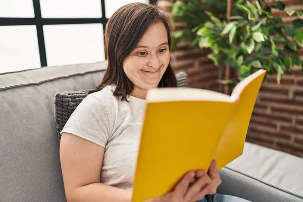 Síndrome Mujer Leyendo Libro Sentado Sofá Casa — Foto de Stock