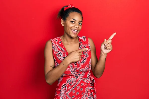 Jong Afrikaans Amerikaans Meisje Dragen Casual Kleding Glimlachen Kijken Naar — Stockfoto