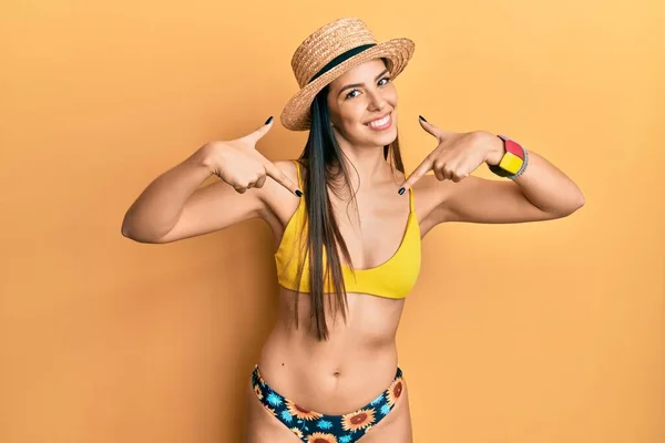 Ung Latinamerikansk Kvinna Klädd Bikini Och Sommarmössa Ser Självsäker Med — Stockfoto