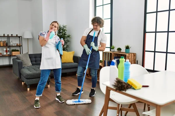 Een Blank Echtpaar Dat Schoonmaakt Staande Met Glimlach Het Gezicht — Stockfoto